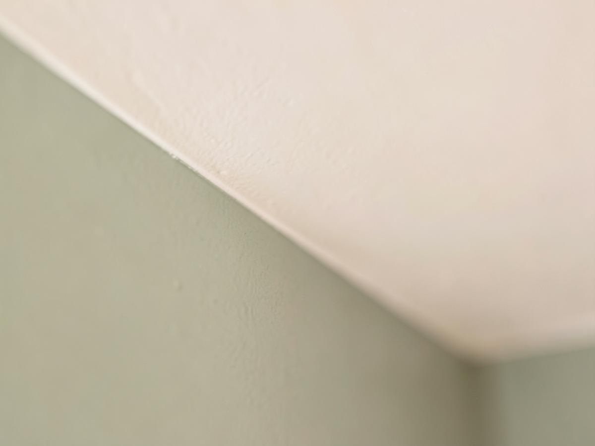 Präzise Farbkante zwischen Kobalt und warmem Weiß